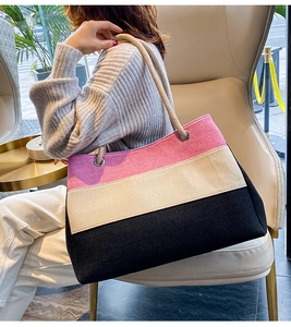 Detailansicht der dreifarbigen Canvas-Tragetasche mit rosa, beigen und schwarzen Blöcken