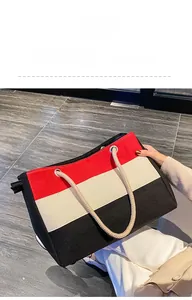 Detail der Kontrast-Canvas-Tasche mit Trikolore-Patchwork und Seilgriffen