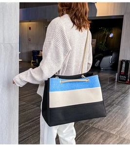 Detailansicht großer Tricolor-Canvas-Shopper mit blau-weiß-schwarzen Paneelen und Seilgriffen