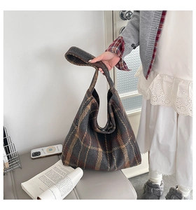 Detailaufnahme der großen Vintage-Stofftasche aus Wolle mit klassischem Schottenmuster