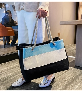 Dreifarbige Canvas-Tasche mit gewebten Seilgriffen in einer urbanen Lifestyle-Szene