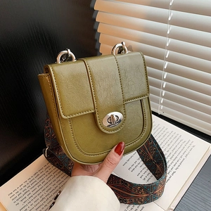 Petit sac bandoulière vert olive rétro avec sangle bohème large et fermoir rotatif