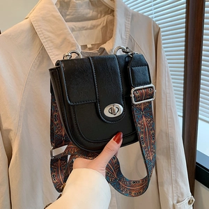 Sac bandoulière noir minimaliste avec rabat rétro et large bandoulière à motifs chic