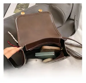 Vue intérieure d'un sac en similicuir marron montrant un rangement avec poche zippée