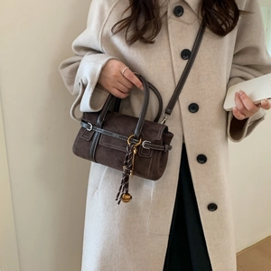 Sac boston minimaliste en daim marron avec pendentif à franges et bandoulière femme