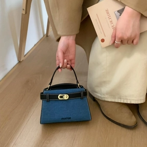 Sac fourre-tout chic en jean bleu avec lanières en cuir et fermoir doré de style français