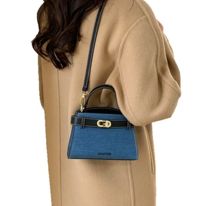 Sac bandoulière chic en denim et cuir noir avec logo Pantor et coutures blanches