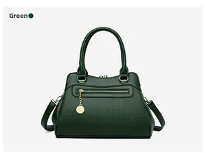 Detailansicht der dunkelgrünen Handtasche mit Webstruktur und goldenem Reißverschluss