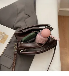 Interno spazioso di una borsa in pelle marrone con spazio per telefono e ombrello