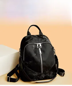 Detail eines leichten schwarzen Nylonrucksacks mit silbernen Reißverschlüssen auf Stand