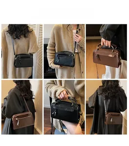 Vedute dettagliate della borsa a tracolla rettangolare elegante in nero e marrone scuro