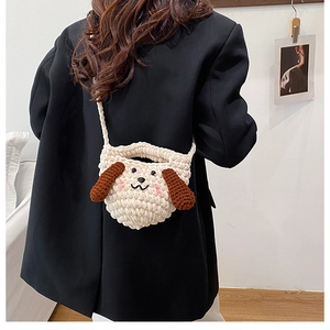 Détail d'un sac chiot au crochet fait main avec oreilles brunes et visage mignon