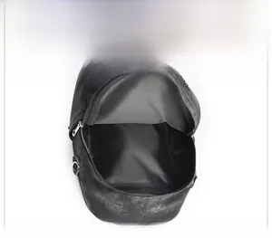 Innenansicht des schwarzen Rucksacks mit großem Hauptfach und Reißverschluss-Innentasche