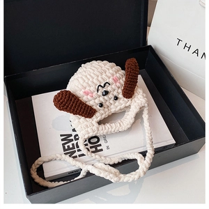 Détail du petit sac crocheté à la main en blanc avec un joli motif de chien