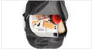 Draufsicht auf das große Fassungsvermögen und die Fächer des schwarzen Freizeitrucksacks
