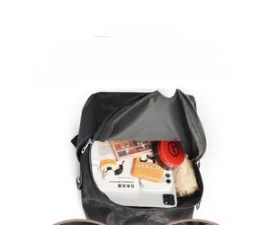 Draufsicht auf das geräumige Innere eines schwarzen Rucksacks mit diversen Utensilien