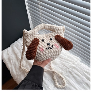 Détail d'un sac en crochet fait main en forme de chien avec texture en laine