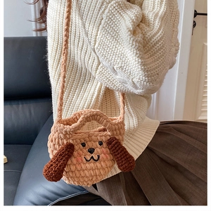 Détail du sac à bandoulière chiot tricoté main avec textures au crochet beige et marron