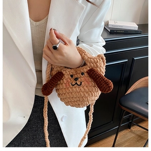 Détail du sac à bandoulière chiot fait main avec texture crochet et oreilles brunes