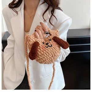 Détail du petit sac à bandoulière en crochet en forme de chien sur blazer blanc