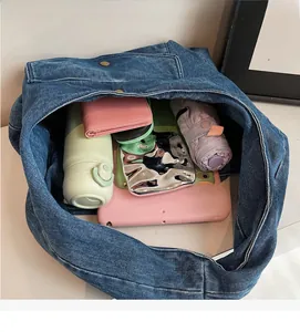 Draufsicht der großen blauen Denim-Tragetasche mit geräumigem Innenraum für Alltag