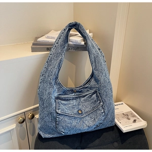 Detail der Hobo-Tasche aus Acid-Wash-Denim mit breitem Gurt und Metallknopf-Tasche