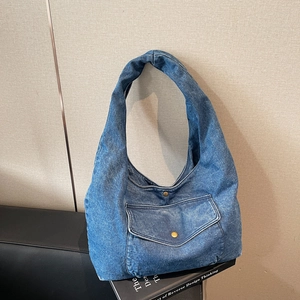 Detailansicht der blauen Denim-Hobo-Tasche mit Fronttasche und Metall-Druckknopfverschluss