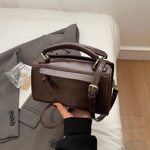 Borsa a tracolla marrone in ecopelle con manico e dettagli dorati dallo stile minimalista