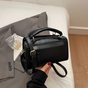 Borsa a tracolla quadrata in pelle nera classica con dettagli dorati per stile ufficio