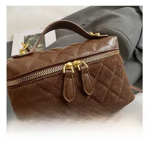Détails du sac matelassé marron foncé avec fermetures éclair dorées et daim