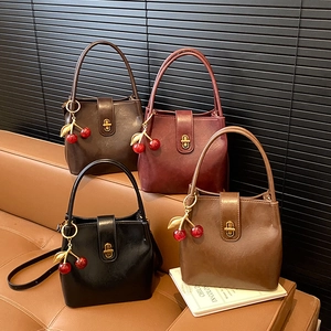 Sac Seau Rétro Femme En Simili Cuir Couleur Unie Avec Pendentif Cerise Fermoir Tournant Doré Sac À Main Bandoulière