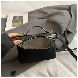Détails de ce sac boîte en cuir matelassé noir avec finitions et fermetures métalliques