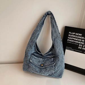 Vintage-Schultertasche aus Denim mit Frontklappentasche und bronzefarbenen Metallknöpfen