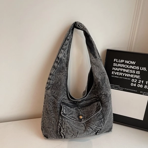 Minimalistische graue Denim-Hobo-Tasche mit großem Fassungsvermögen und Vintage-Schnalle