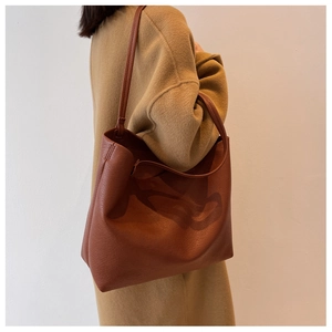Caramel brown pebbled leather tote bag with large capacity for autumn/winter daily commute