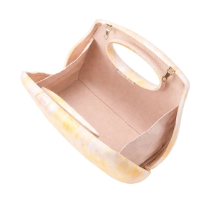 Pochette élégante en acrylique marbré avec détails dorés et doublure en daim beige doux