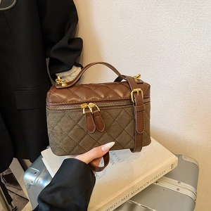 Sac bandoulière boîte matelassé en daim vert olive et cuir marron avec détails dorés