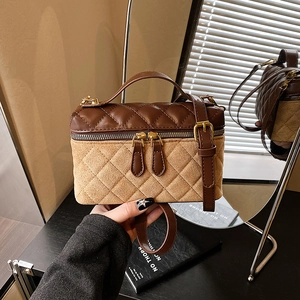 Sac boîte matelassé rétro bicolore en cuir PU marron et camel avec poignée haute