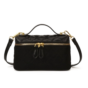 Sac boîte noir matelassé avec mélange de textures et détails métalliques dorés