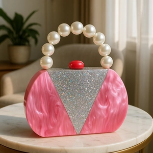 Abendtasche aus Acryl mit Marmormuster, Perlengriff und glitzerndem Patchwork-Design