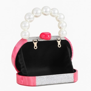 Elegante Abendtasche aus rosa Acryl mit Marmormuster, Perlengriff und Herzverschluss