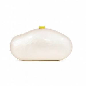Dettaglio pochette a nuvola in acrilico bianco perla con chiusura moderna in metallo dorato