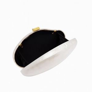 Pochette da sera in acrilico bianco perlato con chiusura dorata e fodera in tessuto nero