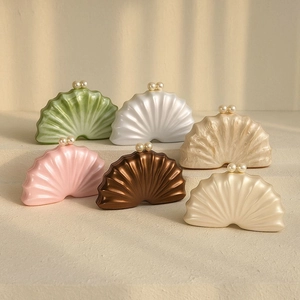 Détail des pochettes coquillage en acrylique avec fermoirs perles élégants colorés