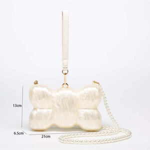 Chic bow-shaped acrylic evening bag with dimensions 21x13x6.5 cm and pearl chain