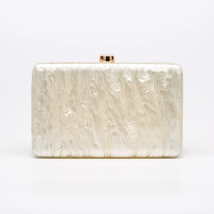 Pochette da sera in acrilico marmorizzato avorio con elegante chiusura dorata a cilindro