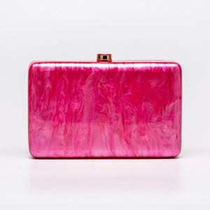 Pochette da sera in acrilico marmo magenta con chiusura dorata e trama a conchiglia