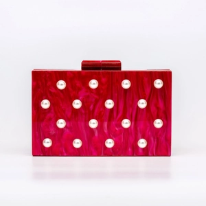 Elegante rote marmorierte Acryl-Abendtasche mit Perlenbesatz und Schnappverschluss