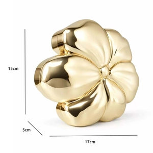 Detaillierte Maße der blumenförmigen goldenen Abendtasche mit 17cm x 15cm x 5cm Größe