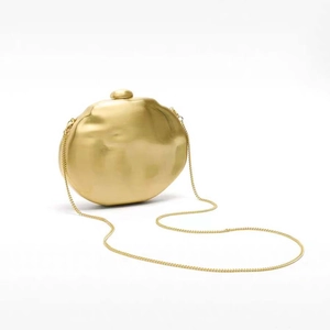 Clutch da sera irregolare a forma di ciottolo con finitura oro opaco e catena
